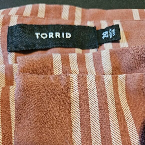 Torrid Mauve/White Stripped Shorts with Tie and Pockets. Size 20. - Picture 3 of 3